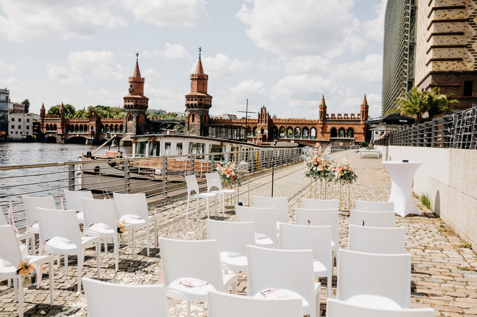 Freie Trauung an der Spree vor der Oberbaumbrücke